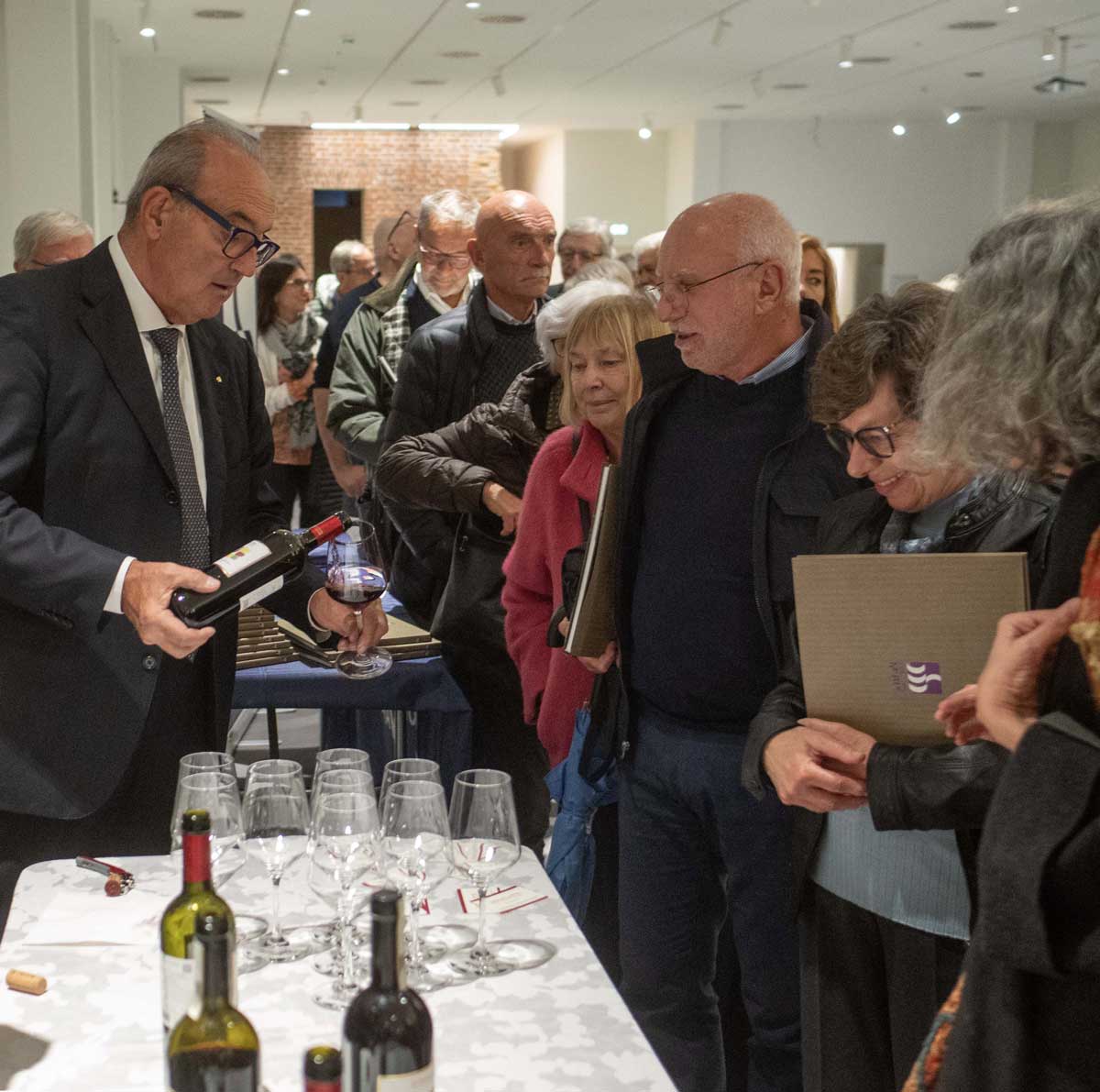 degustazione vini alla presentazione del consorzio mutue novara del volume “Il paesaggio del vino” al Circolo dei Lettori di Novara